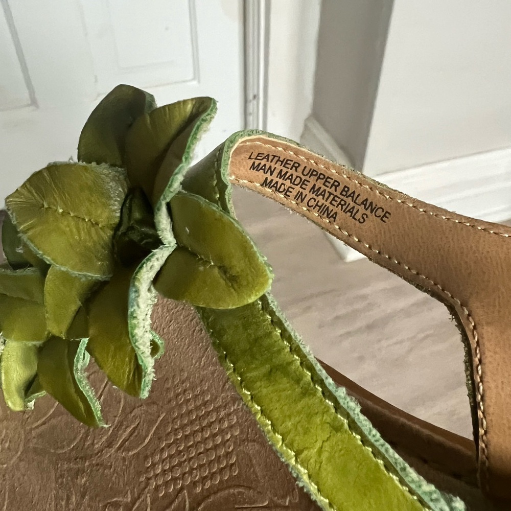 Born BOC leather Green Floral Sandals - Picture 3 of 5